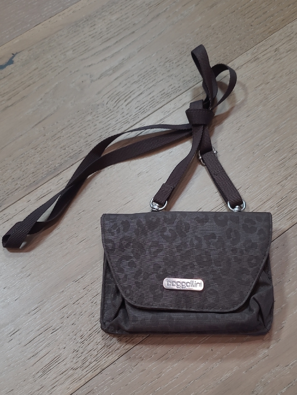 EUC Baggallini Leopard Print Crossbody RFID Wallet Women's Brown MicroTravel Bag